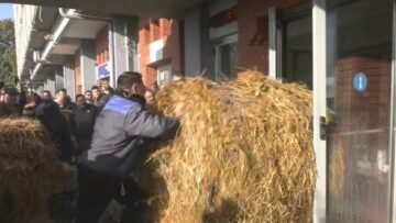 Ένταση στην Καβάλα: Αγρότες έκαναν κατάληψη του κτηρίου της Αντιπεριφέρειας και πέταξαν άχυρα και γάλα
