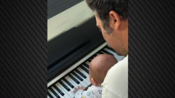Η Ιωάννα Τριανταφυλλίδου φωτογράφισε τον Κίμωνα Κουρή και τον γιο τους να παίζουν πιάνο