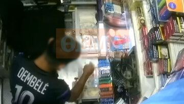 Βίντεο: Η στιγμή που μέλος της συμμορίας ανηλίκων κλέβει περίπτερο στα βόρεια προάστια, στόχευαν γυναίκες υπαλλήλους