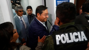 Συνελήφθη ο Λουίς Άρσε: Η Βολιβία ερευνά φερόμενη υπόθεση διαφθοράς από τον πρώην πρόεδρο