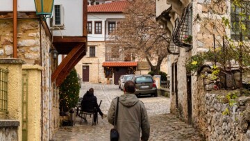 Περπατώντας στα στενά του Ντολτσό στην Καστοριά