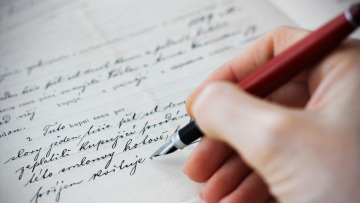 Τι σημαίνει όταν κάποιος αναμειγνύει μικρά και κεφαλαία γράμματα όταν γράφει