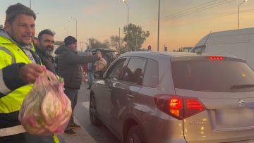 Παραγωγοί και αγρότες μοίρασαν προϊόντα σε πολίτες στα «Πράσινα Φανάρια» για να ζητήσουν συγγνώμη για την ταλαιπωρία, δείτε βίντεο