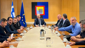 Δεν μπορούμε να υπερβούμε  τη συμφωνία με την Κομισιόν είπαν στους αγρότες της Κρήτης Χατζηδάκης και Τσιάρας - Νέα συνάντηση αύριο