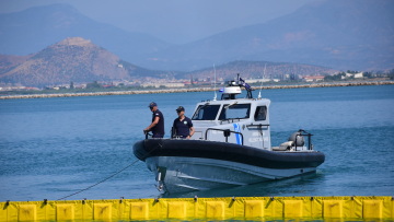 Μικρής έκτασης θαλάσσια ρύπανση μετά από ημιβύθιση σκάφους αναψυχής στη μαρίνα Καλαμαριάς