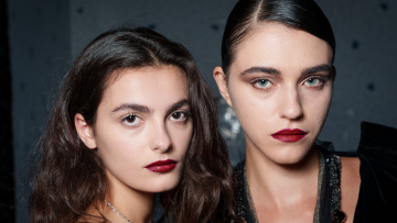 Vampy Lips: Tips & Tricks για να φορέσουμε τις σκούρες αποχρώσεις στα χείλη με επιτυχία
