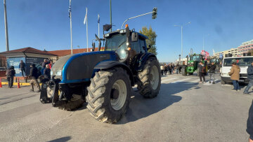 Με τρακτέρ και με κόρνες διέσχισαν τη Θεσσαλονίκη και έφτασαν στο λιμάνι οι αγρότες, οι Αρχές έκλεισαν τις πύλες
