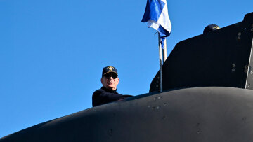 Νίκος Δένδιας: Επιβιβάστηκε στο υποβρύχιο «Πιπίνος» για βολή με νέου τύπου τορπίλη