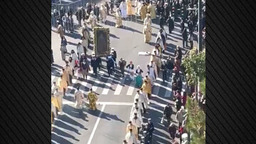 Δείτε βίντεο: Η λιτάνευση της εικόνας του Αγίου Σπυρίδωνος στον Πειραιά