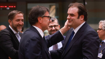 Συγχαρητήρια στον Πιερρακάκη από τους συναδέλφους του στο Ecofin - Φωτογραφίες από τη συνεδρίαση