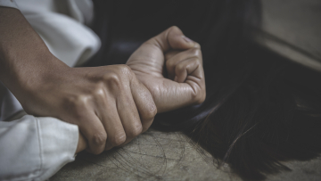 Συνελήφθη 45χρονος στο Ηράκλειο Κρήτης για εργασιακή εκμετάλλευση και κακοποίηση μάνας και κόρης
