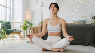 12 απαλές ασκήσεις γιόγκα που διώχνουν το στρες και χαρίζουν ηρεμία
