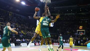 Προβάδισμα με 37 πόντους για τον Παναθηναϊκό στο ημίχρονο του... ντέρμπι της Basket League με την ΑΕΚ, βίντεο 