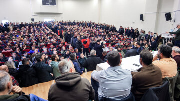 Αυτά είναι τα αιτήματα των αγροτών: Κλιμακώνουν τις κινητοποιήσεις παρά την έκκληση της κυβέρνησης για διάλογο με ανοιχτούς τους δρόμους