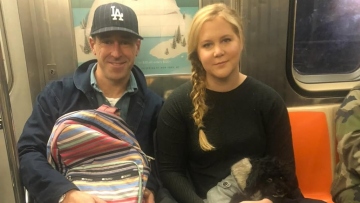 Η Έιμι Σούμερ και ο σύζυγός της χωρίζουν μετά από 7 χρόνια γάμου: Οικογένεια για πάντα, γράφει η ηθοποιός
