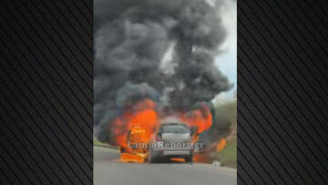 Δείτε βίντεο: Αυτοκίνητο τυλίχτηκε στις φλόγες εν κινήσει στη Λαμία, γλίτωσε ο οδηγός