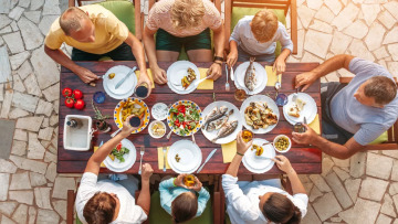 Μικροπλαστικά: Ο νο1 «αόρατος» κίνδυνος που καταλήγει στο πιάτο μας – Ποιος είναι ο δεύτερος επικίνδυνος ρύπος
