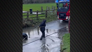 Δείτε βίντεο: Η στιγμή που η Πυροσβεστική στη Βρετανία «διασώζει» γυναίκα από... λακκούβα με νερό