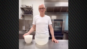 Ο πρέσβης της Γερμανίας το έριξε στη μαγειρική: Έχετε δοκιμάσει ποτέ Stollen;