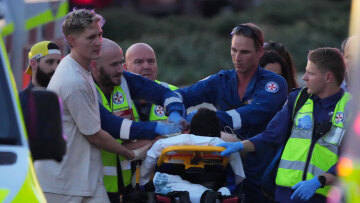 Επί 10 λεπτά πυροβολούσαν κατά του πλήθους στο Σίδνεϊ οι δύο ένοπλοι: Στους 16 οι νεκροί, σοκαριστικές περιγραφές από αυτόπτες μάρτυρες