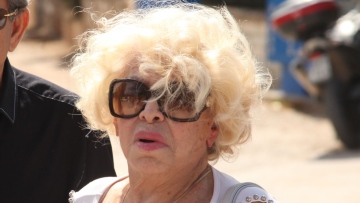 Ο γιος της Καίτης Γκρέυ επιμένει ότι η διαθήκη της δεν είναι γνήσια, τι δήλωσε η δικηγόρος του