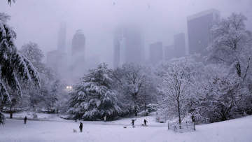 Μαγευτικές εικόνες από τη χιονισμένη Νέα Υόρκη, στα λευκά και το Central Park με εκατοντάδες κόσμου (βίντεο)