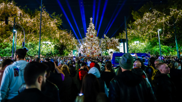 Η Αθήνα είναι sold out παντού, από τα νυχτερινά κέντρα και τα εστιατόρια μέχρι τα θέατρα και τα σινεμά