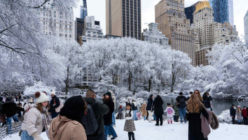 H Νέα Υόρκη ντύθηκε στα λευκά: Βίντεο και φωτογραφίες από το χιονισμένο Central Park
