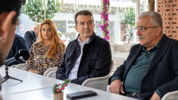 Ο Χρυσοχοΐδης συναντήθηκε με νέους Ρομά στην Αγία Βαρβάρα: «Είστε το παράδειγμα που μπορεί να αλλάξει την κοινωνία»