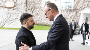 Στο Βερολίνο ο Ζελένσκι: Οι ΗΠΑ επιμένουν να παραχωρήσει η Ουκρανία το Ντονμπάς, ο ρόλος του Κούσνερ και το σχέδιο για την άμυνα