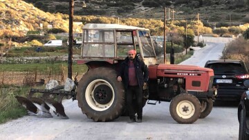 Ο μοναδικός αγρότης με τρακτέρ στην Αμοργό έκανε μπλόκο και έκλεισε δρόμο, δείτε φωτογραφίες