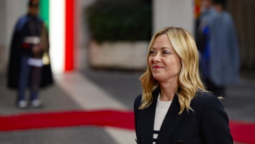 «Ναυάγησε» η δημοπράτηση των δώρων της Μελόνι από ξένους ηγέτες μετά την εμπλοκή οίκου δημοπρασιών σε ποινική έρευνα