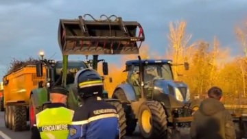 Στους δρόμους οι αγρότες και στη Γαλλία - Έκλεισαν κεντρικές οδικές αρτηρίες, απέκλεισαν σιδηροδρομική γραμμή