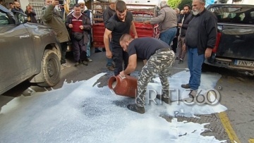 Αγρότες έχυσαν γάλα έξω από τη ΔΟΥ Χανίων, δείτε βίντεο