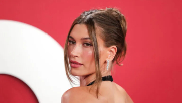 Το νέο κούρεμα της Hailey Bieber είναι η αλλαγή που θέλουμε να κάνουμε πριν μπει το 2026
