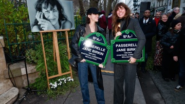 Τζέιν Μπίρκιν: Η συγκινητική στιγμή ανάμεσα στις δύο κόρες της (βίντεο)