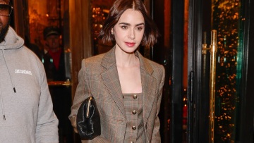 Πώς να φορέσετε καρό στο γραφείο σύμφωνα με τη Λίλι Κόλινς
