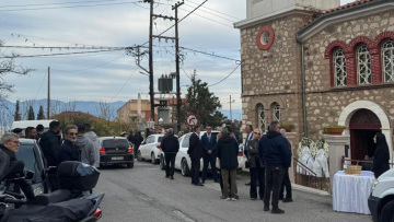 Το τελευταίο «αντίο» λένε συγγενείς και φίλοι στον 43χρονο μποξέρ στο Αίγιο