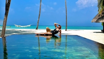 Η Κιμ Κατράλ ανέβασε φωτογραφία της με μαγιό από το ταξίδι του μέλιτος στις Μαλδίβες