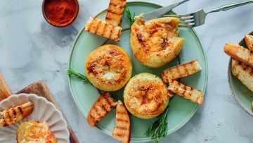 Γεμιστά κρεμμύδια με μπεσαμέλ και γραβιέρα