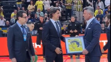 Η Φενέρμπαχτσε βράβευσε τον Ιμπράημ Κουτλουάι και απέσυρε τη φανέλα του πριν το ματς με τον Παναθηναϊκό