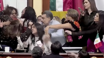 Βουλευτές πιάστηκαν στα χέρια στο Μεξικό: Σπρωξιές και μαλλιοτραβήγματα στο Κογκρέσο, δείτε βίντεο