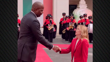 Η Τζόρτζια Μελόνι σάστισε όταν αντιλήφθηκε τη διαφορά ύψους με τον πρόεδρο της Μοζαμβίκης, δείτε βίντεο