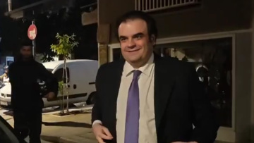 Στον «Καραβίτη» ο Πιερρακάκης με το οικονομικό επιτελείο και δημοσιογράφους για το καθιερωμένο τραπέζι μετά την ψήφιση του προϋπολογισμού, βίντεο