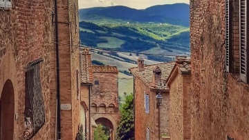 Σε αυτή την πόλη της Τοσκάνης πληρώνουν το νοίκι και σας βοηθούν να αγοράσετε σπίτι