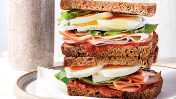 Σάντουιτς ολικής με αυγό, ανθότυρο, πελτέ ντομάτας και γαλοπούλα