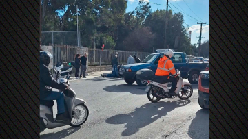 Ένας τραυματίας μετά από σύγκρουση μηχανής με αγροτικό στην Ερμούπολη