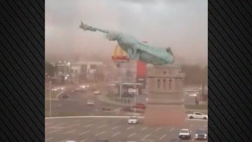 Η στιγμή που ισχυρός άνεμος γκρεμίζει αντίγραφο του Αγάλματος της Ελευθερίας στη Βραζιλία