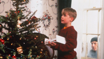 Δικηγόρος καταγράφει καρέ-καρέ όλες τις παρανομίες στο «Μόνος στο σπίτι»