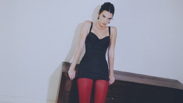 Η Kένταλ Τζένερ υποδέχεται την εορταστική περίοδο με το τολμηρό κόκκινο καλσόν της Calzedonia
